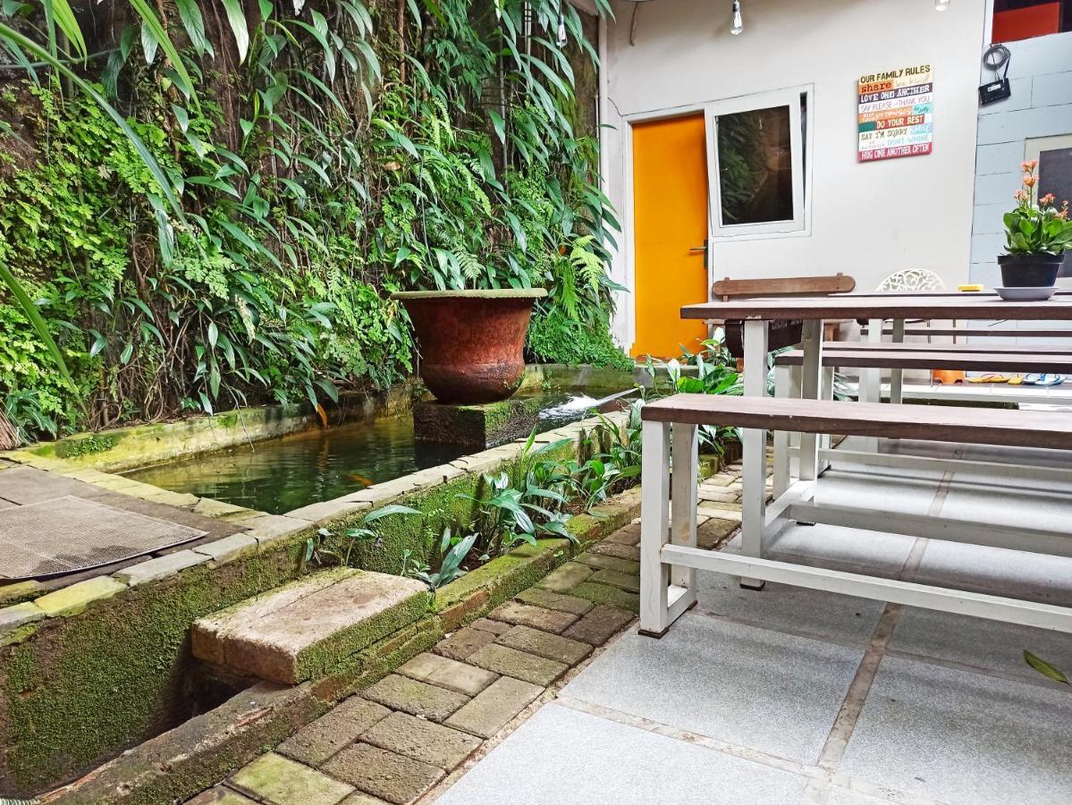 Jeng Tini Guest House Богор Экстерьер фото