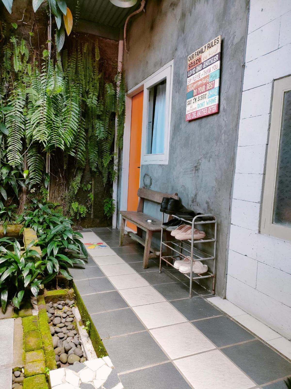 Jeng Tini Guest House Богор Экстерьер фото